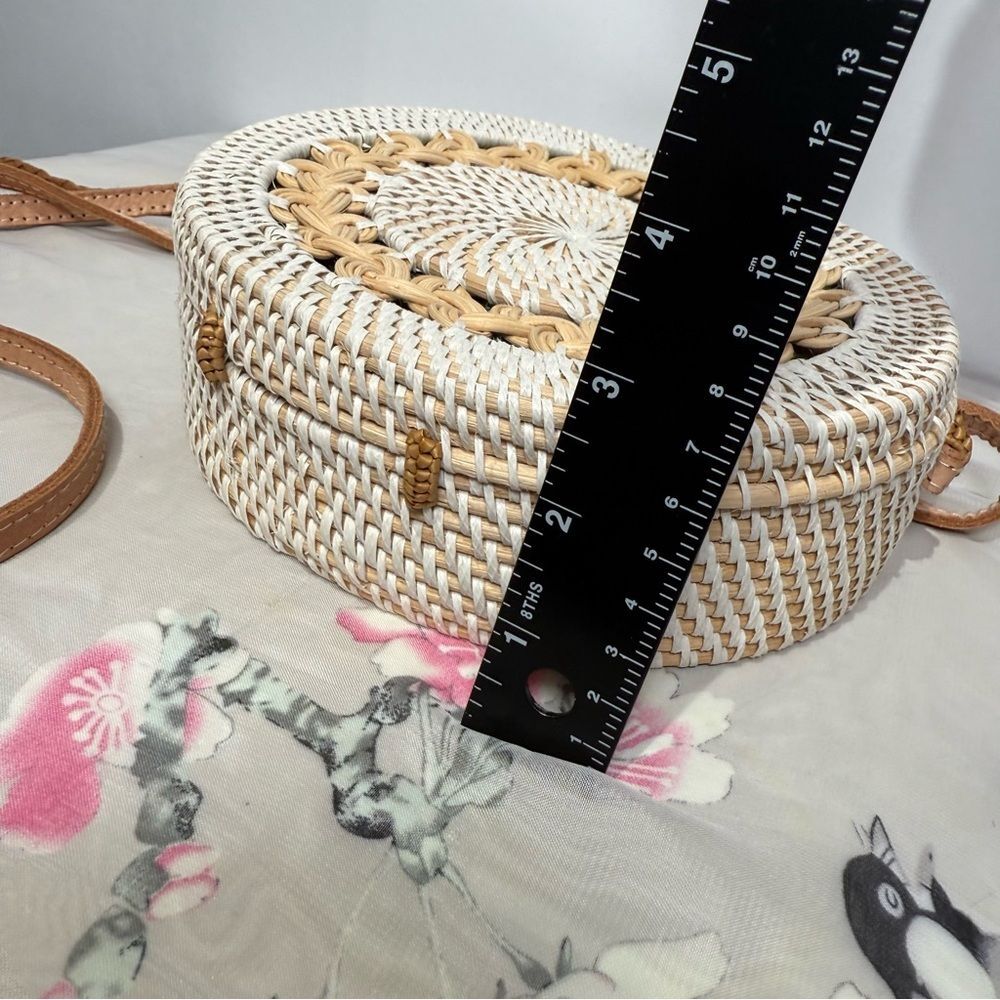 WOVEN RATTAN DETAIL ROUND CROSSBODY BAG W/LEATHER ACCENT - Picture 6 of 7